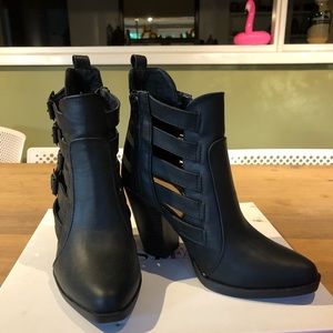 Ribbed heeled booties